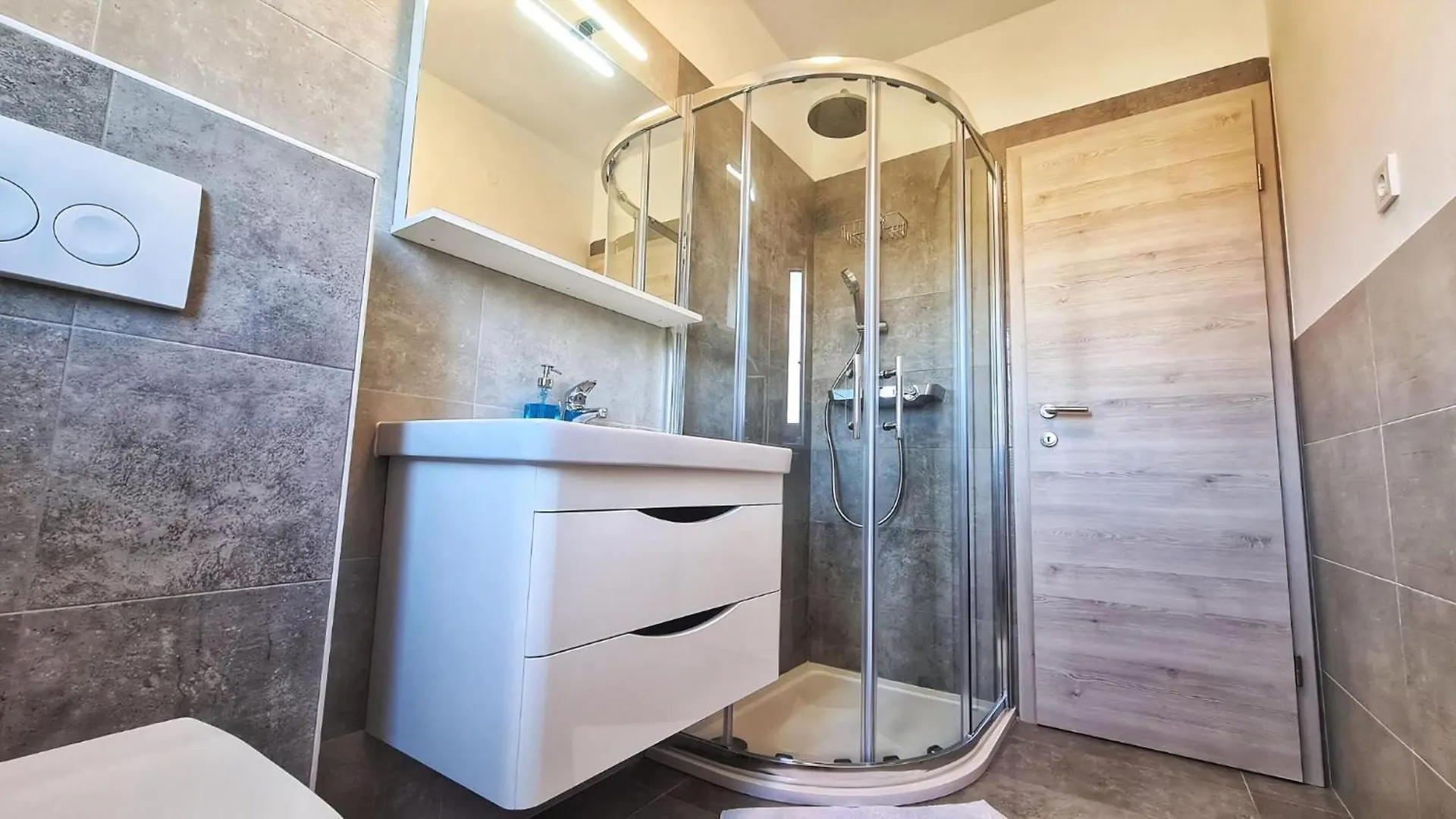 Grosse Wohnung In Palit Mit Privatem Balkon 0*,